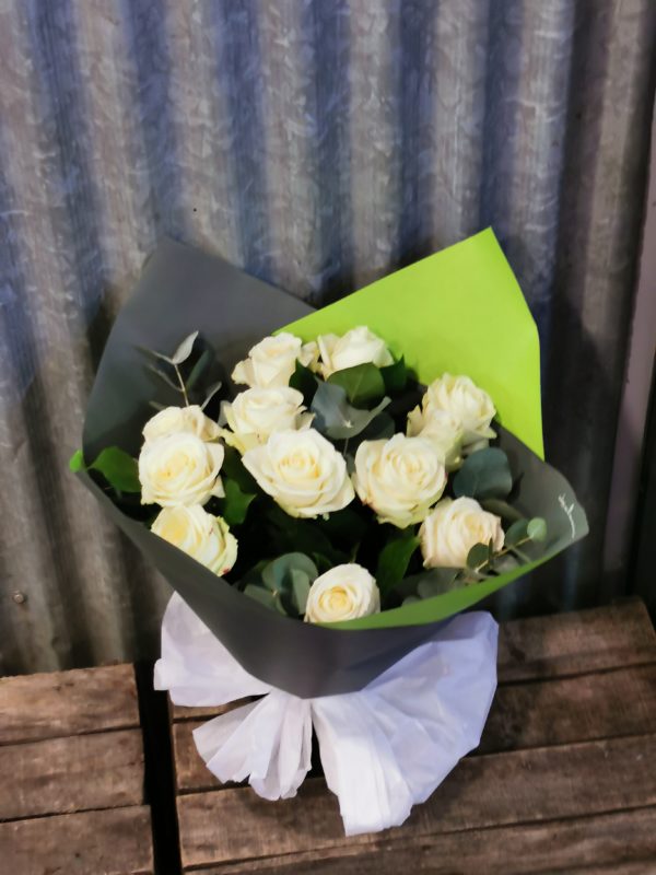bouquet de roses blanches avec feuillage