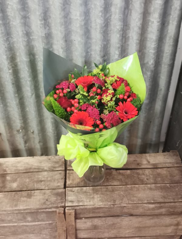bouquet de fleurs variées de couleur rouge